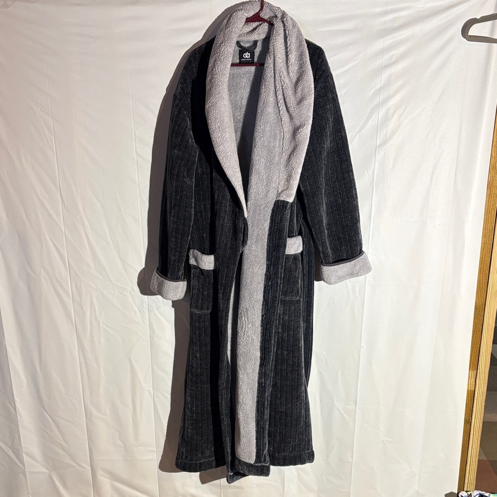 Black and Gray Men's Robe